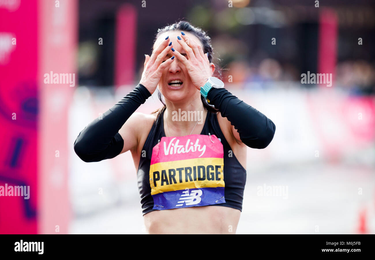 Lily Partridge après avoir traversé la ligne d'arrivée pour terminer deuxième de la course des femmes de la grande vitalité de la moitié dans le centre-ville de Londres. Banque D'Images
