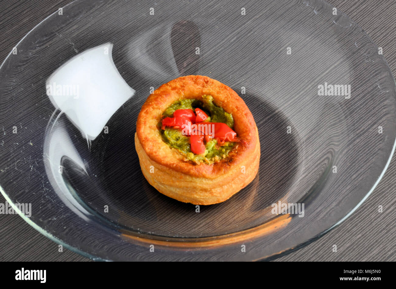 Vol-au-vent aux champignons et poulet, dans une plaque de verre Banque D'Images