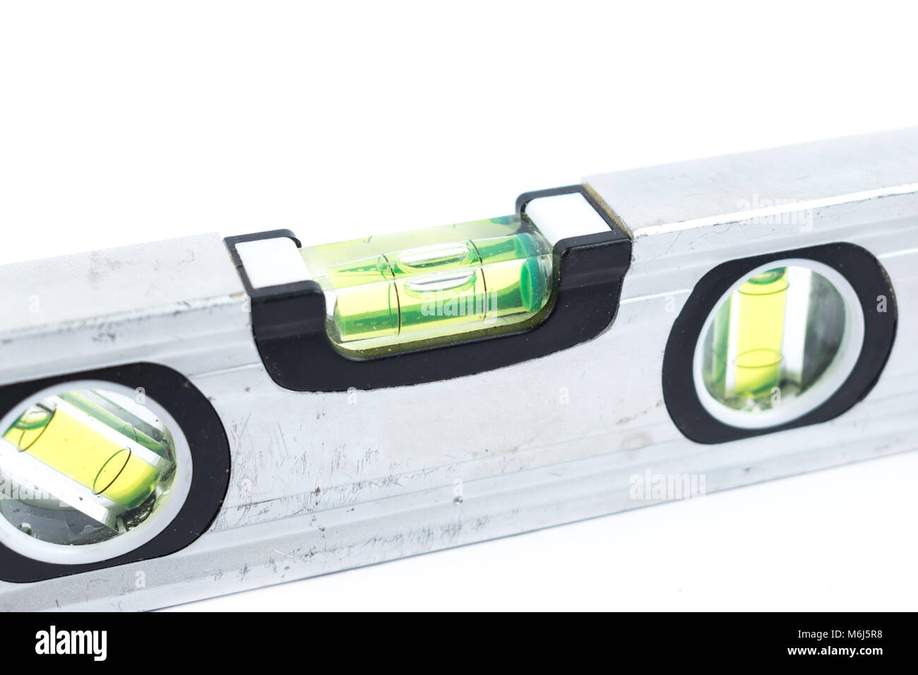 Silver spirit level isolé sur fond blanc. Outil de construction. Petit levier métallique esprit. L'outil de réparation. Banque D'Images