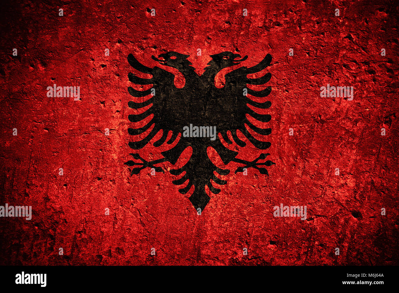 Drapeau de l'Albanie ou de l'Albanie sur la bannière de rayures texture rugueuse Banque D'Images