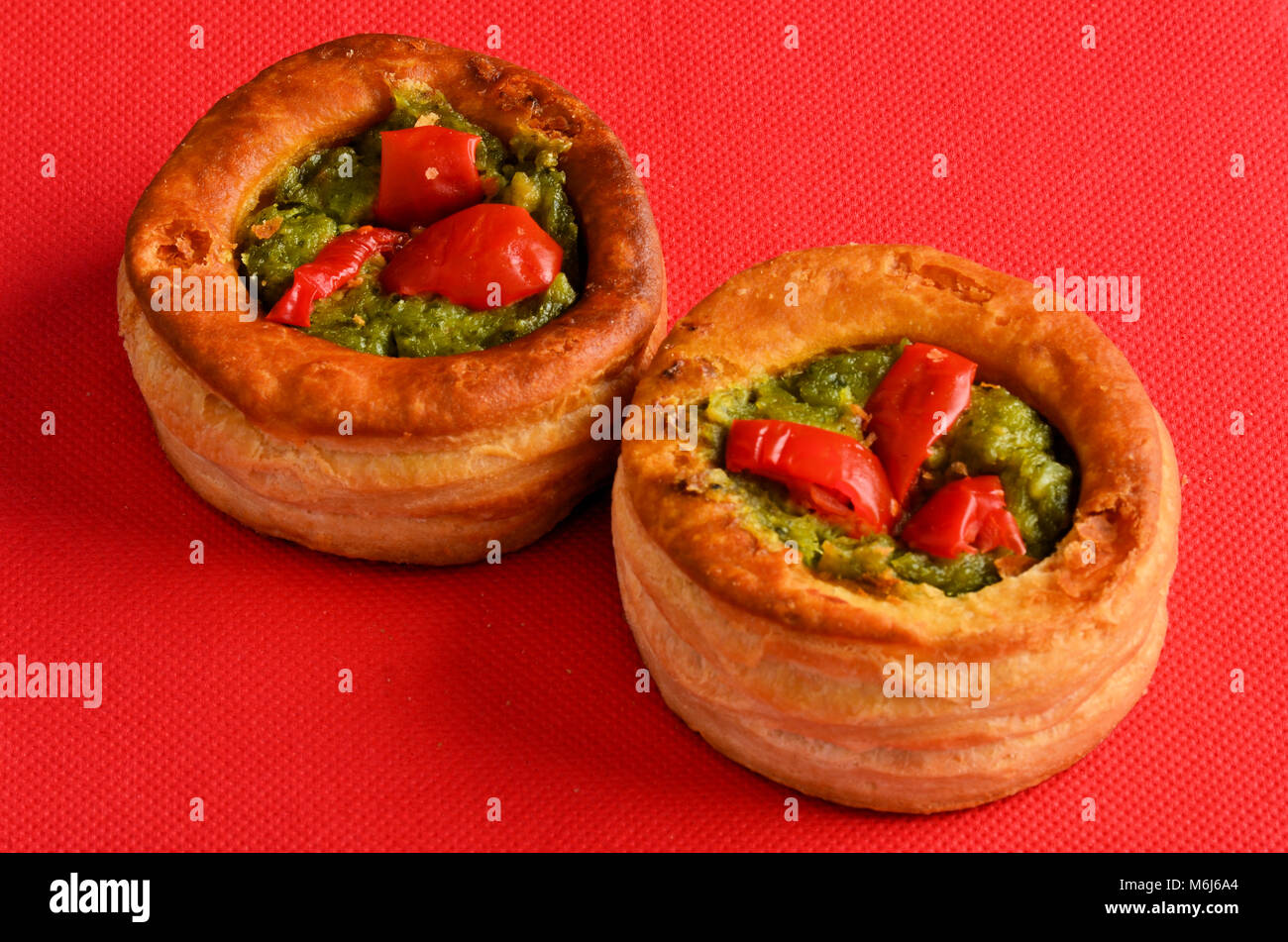 Vol-au-vent aux champignons et poulet, sur un papier rouge Banque D'Images