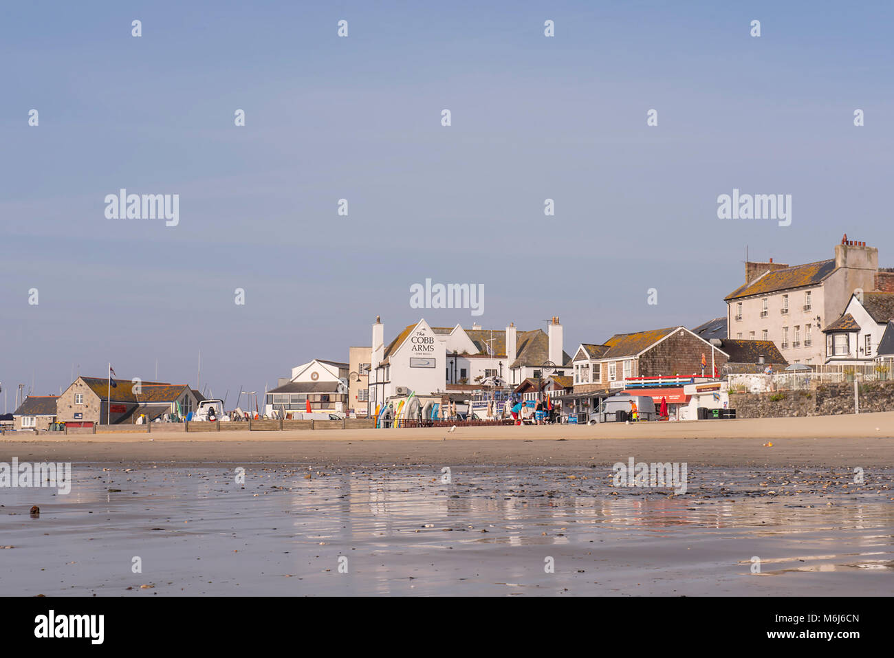 Matin d'été sur le front de mer à Lyme Regis. Banque D'Images