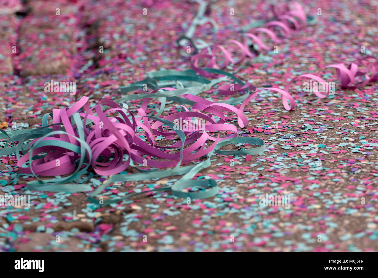 Vue rapprochée du Carnaval et confettis ruban de papier sur le sol. Banque D'Images