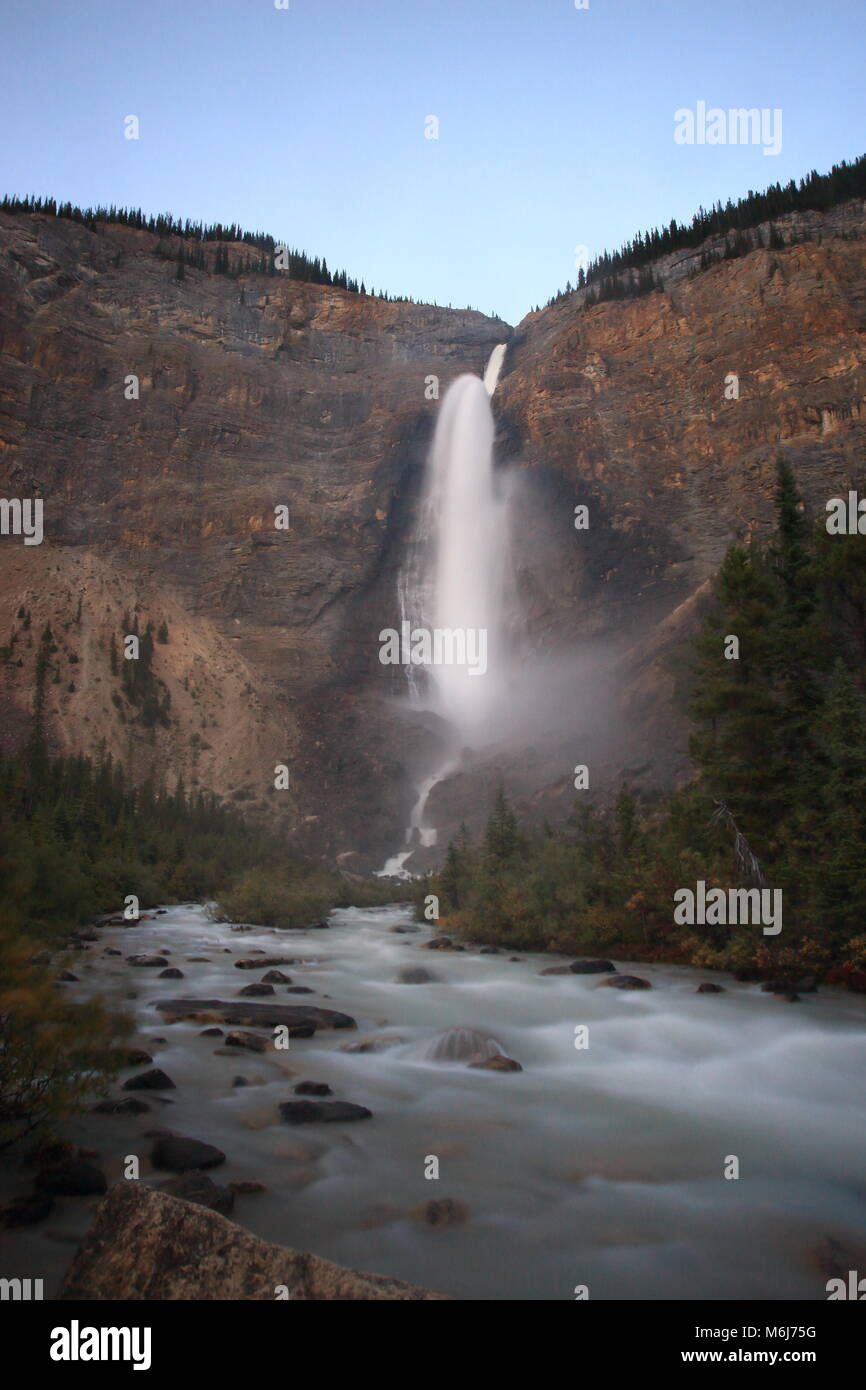 Les chutes Takakkaw, montagnes rocheuses, Canada Banque D'Images