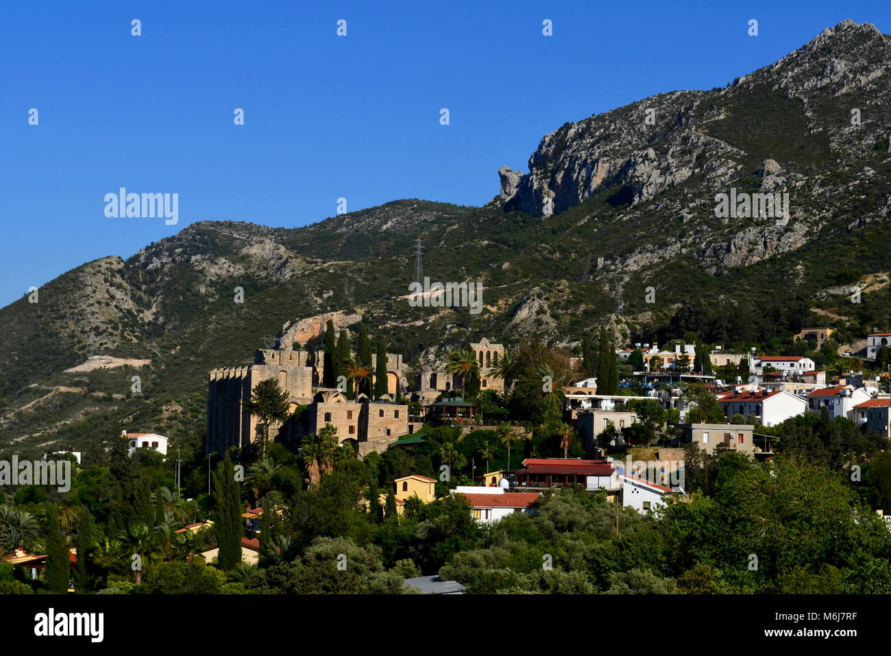Bellapais Monastery et Village près de Kyrenia (Girne), Chypre du Nord. Banque D'Images