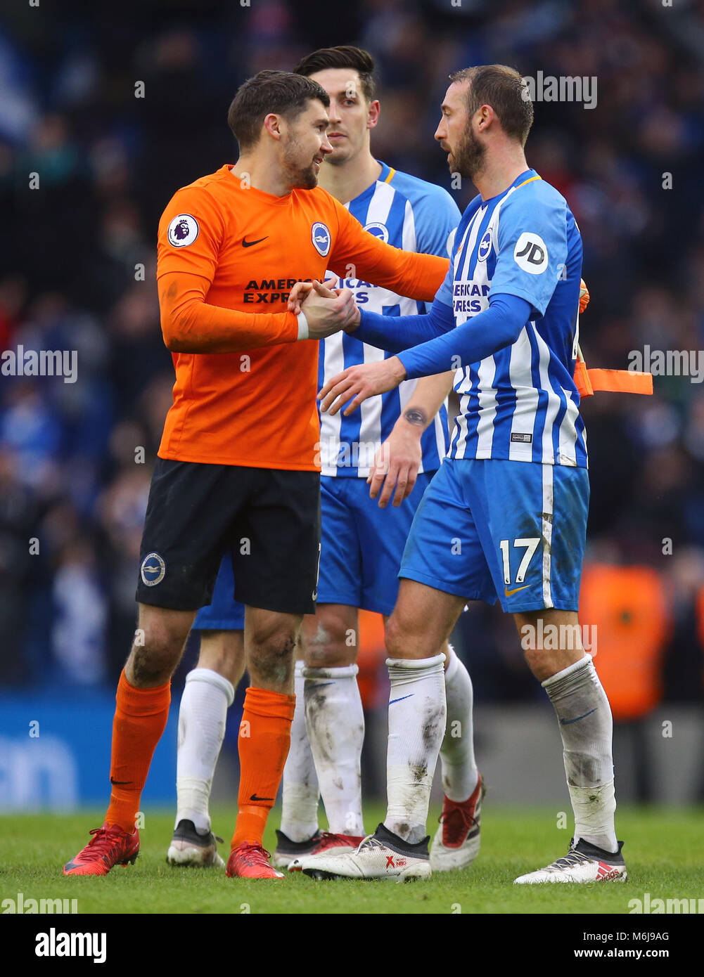 Brighton & Hove Albion gardien Mathew Ryan (à gauche) et Glenn Murray célébrer la victoire après le premier match de championnat à l'AMEX Stadium, Brighton. Banque D'Images