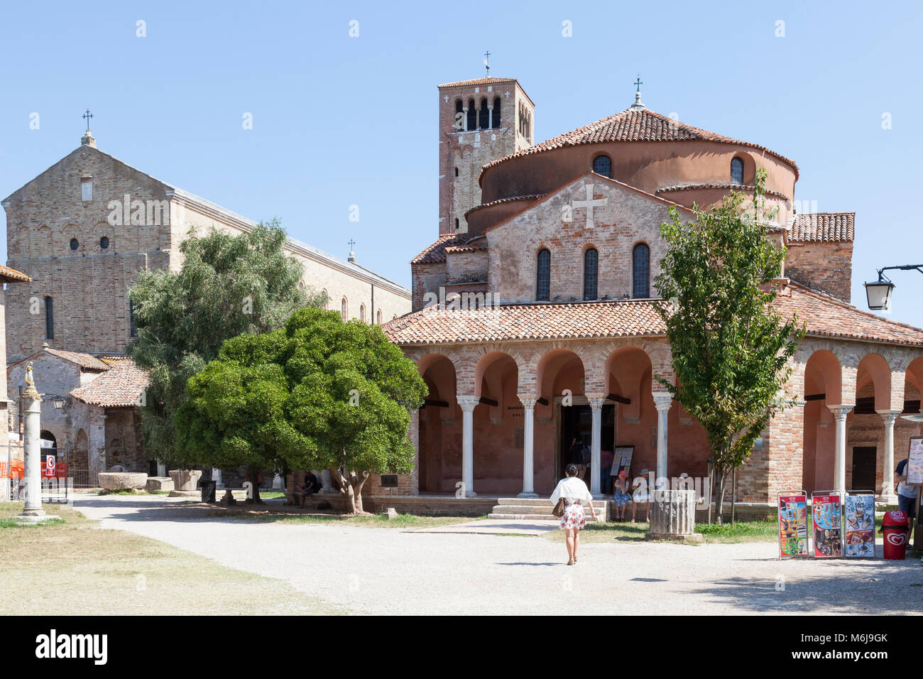 Uf de l'église Santa Fosca et Basilica di Santa Maria Assunta, l'île de Torcello , Venise, Vénétie, Italie sur une chaude journée à mijoter une glace vendeur et à Banque D'Images