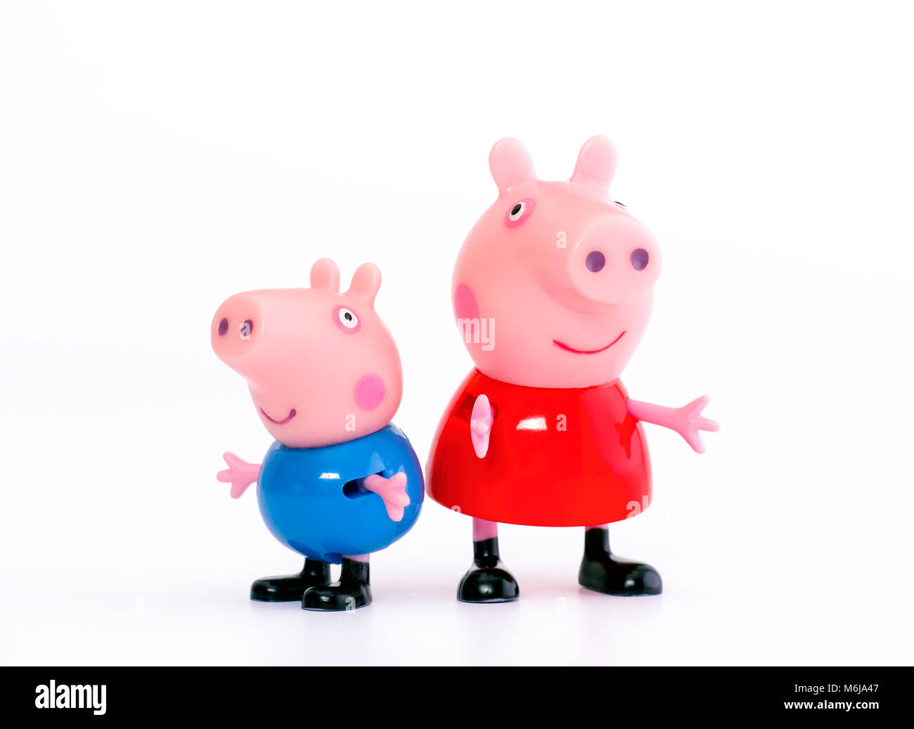 Tambov, Fédération de Russie - 16 décembre 2015 Peppa Pig et George Cochon toy caractères sur fond blanc. Studio shot. Banque D'Images