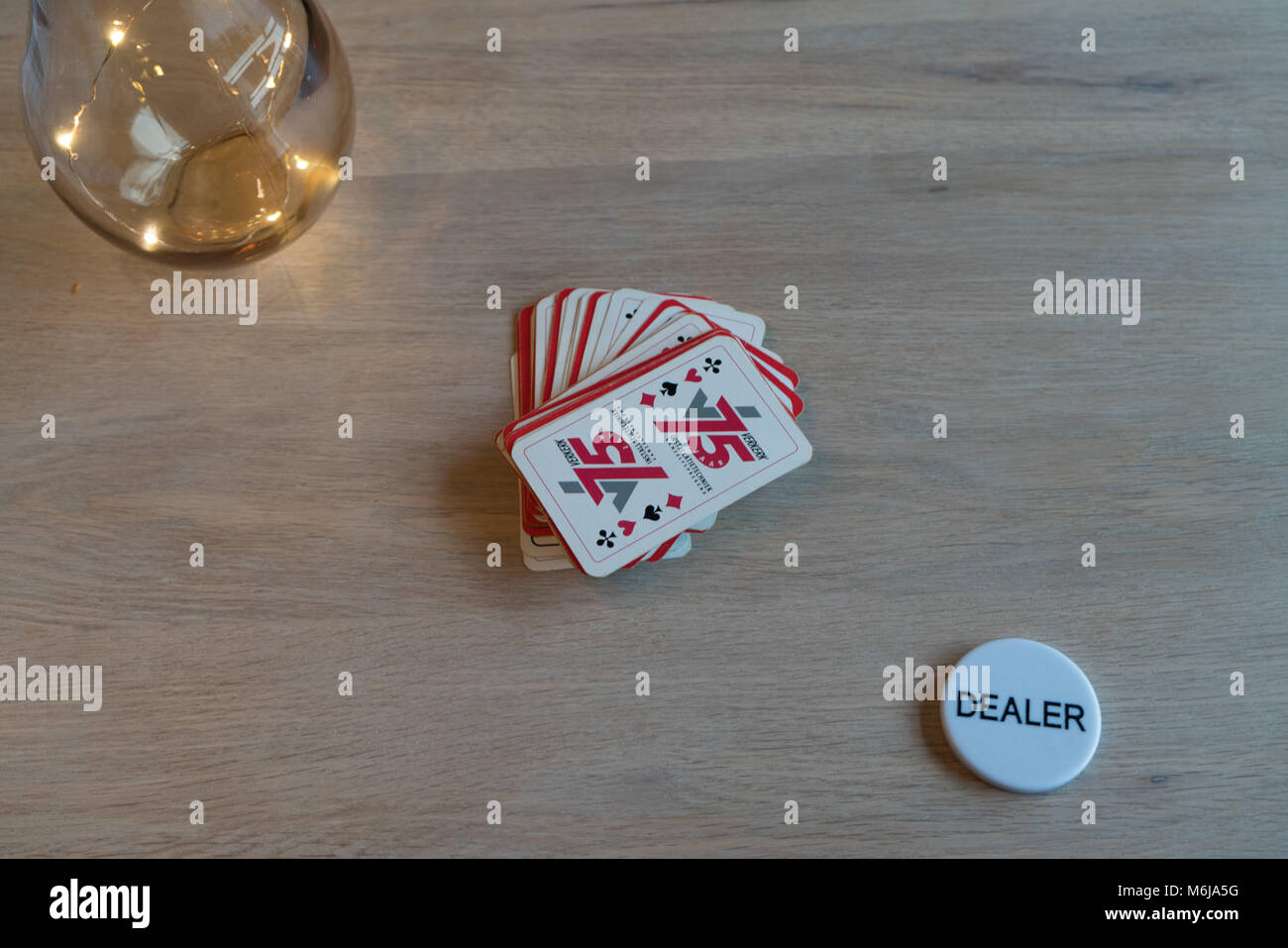 Puce concessionnaire avec jeu de cartes et une boule de lumière Banque D'Images