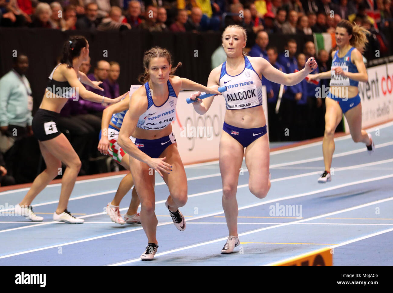 Great Britain's Zoey Clark (avant) et Amy Allcock pendant le relais 4x400 mètres durant quatre jours des Championnats du Monde Indoor de l'IAAF 2018 à l'Arena de Birmingham. Banque D'Images