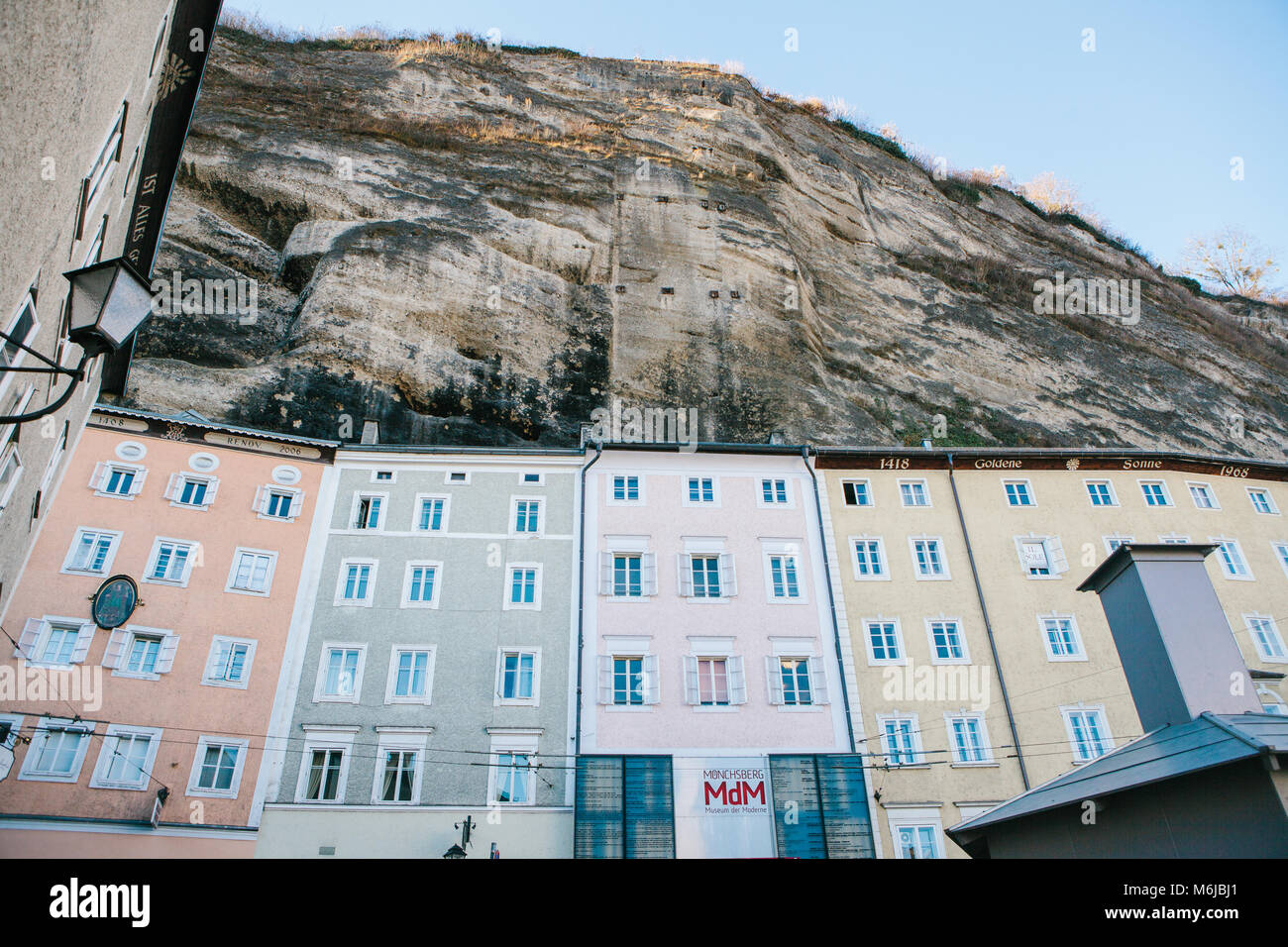 Autriche, Salzbourg, le 1er janvier 2017 : la cuisine autrichienne traditionnelle maisons multicolores dans la roche à Salzbourg. L'architecture autrichienne de la construction de maisons. Banque D'Images