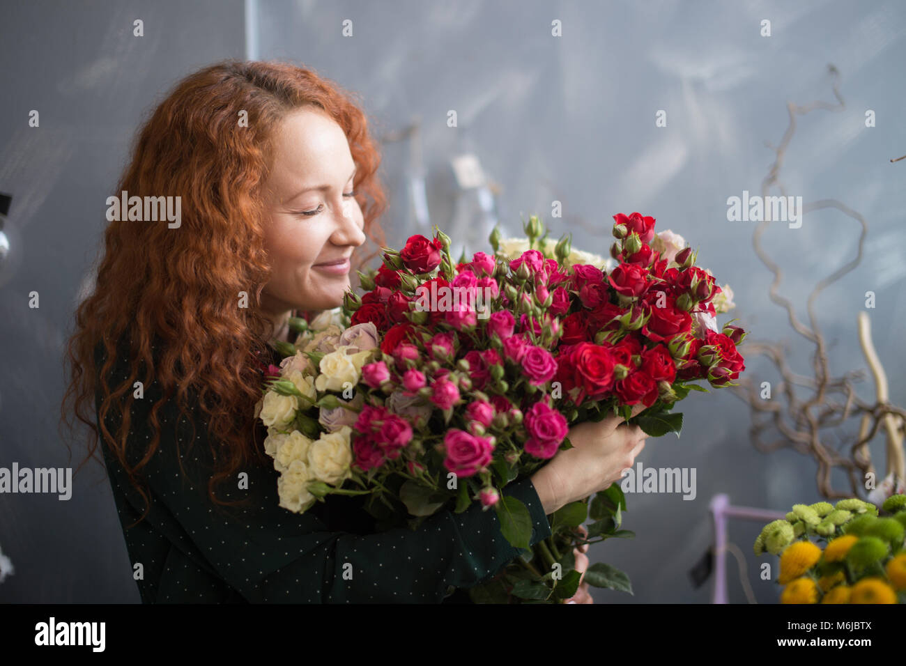 Female florist bouquet de fleurs odorantes dans la boutique de fleurs Banque D'Images