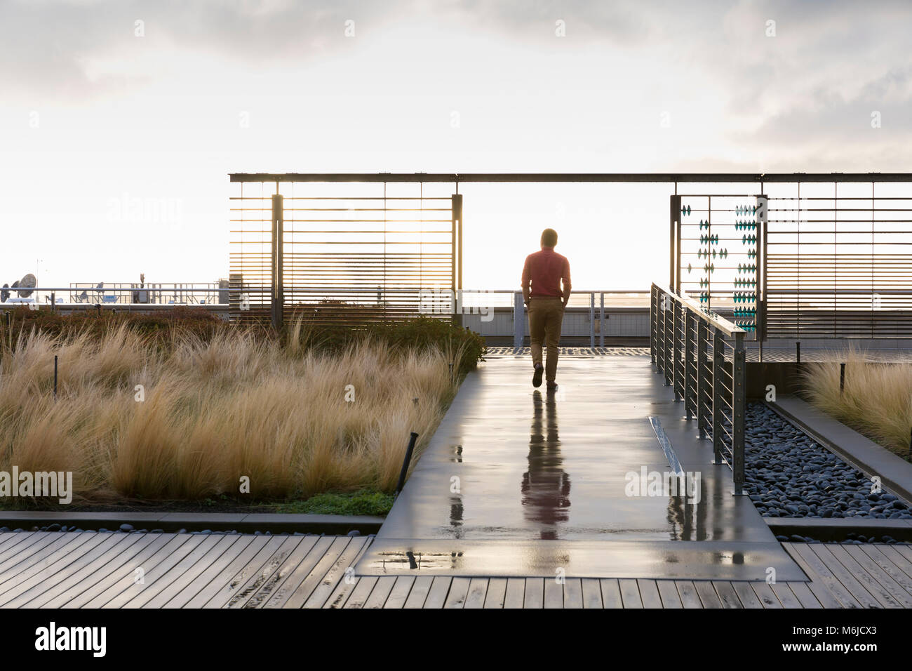 Seattle, Washington : l'homme à pied tours sur la plate-forme d'observation du Centre d'investissement de Russell comme un orage passe. Les 25 000 pieds carrés sur la terrasse buil Banque D'Images