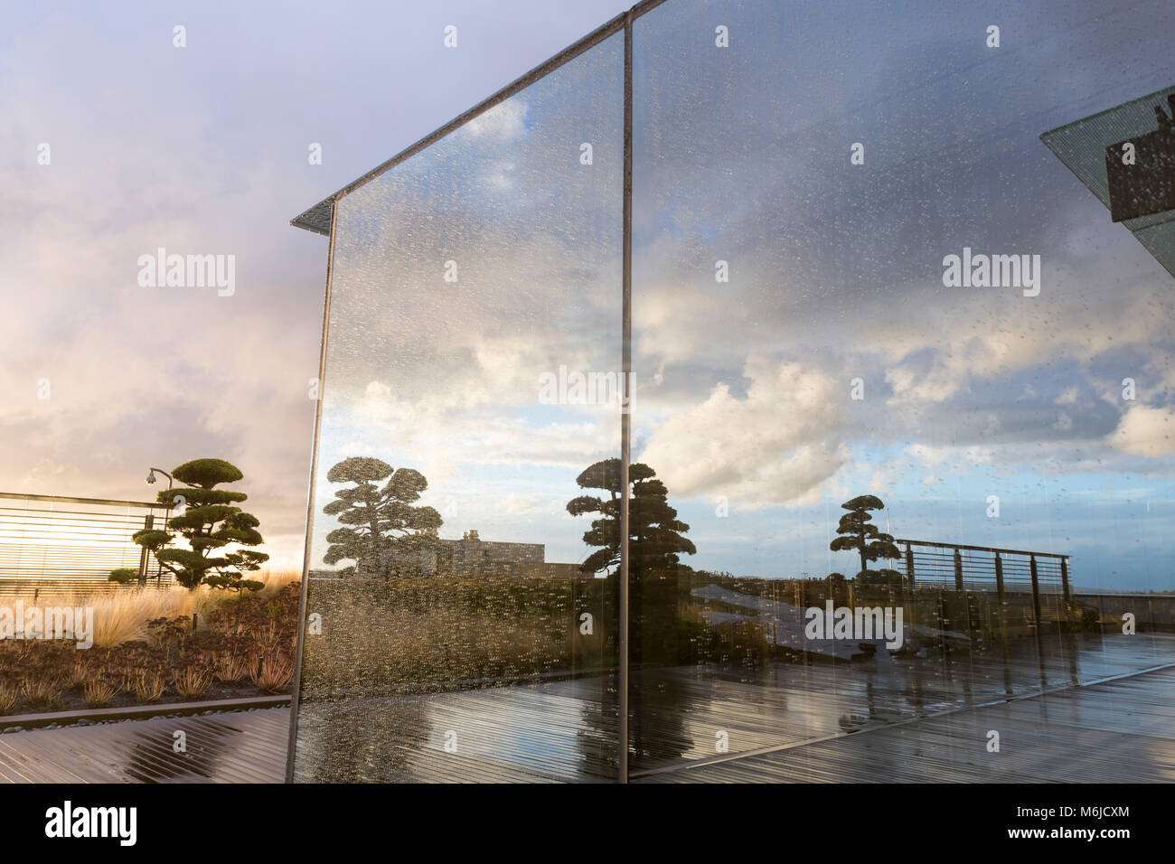 Seattle, Washington : Windows reflètent le jardin comme un orage passe sur le pont d'observation du Centre d'investissement de Russell. Les 25 000 pieds carrés terrac Banque D'Images