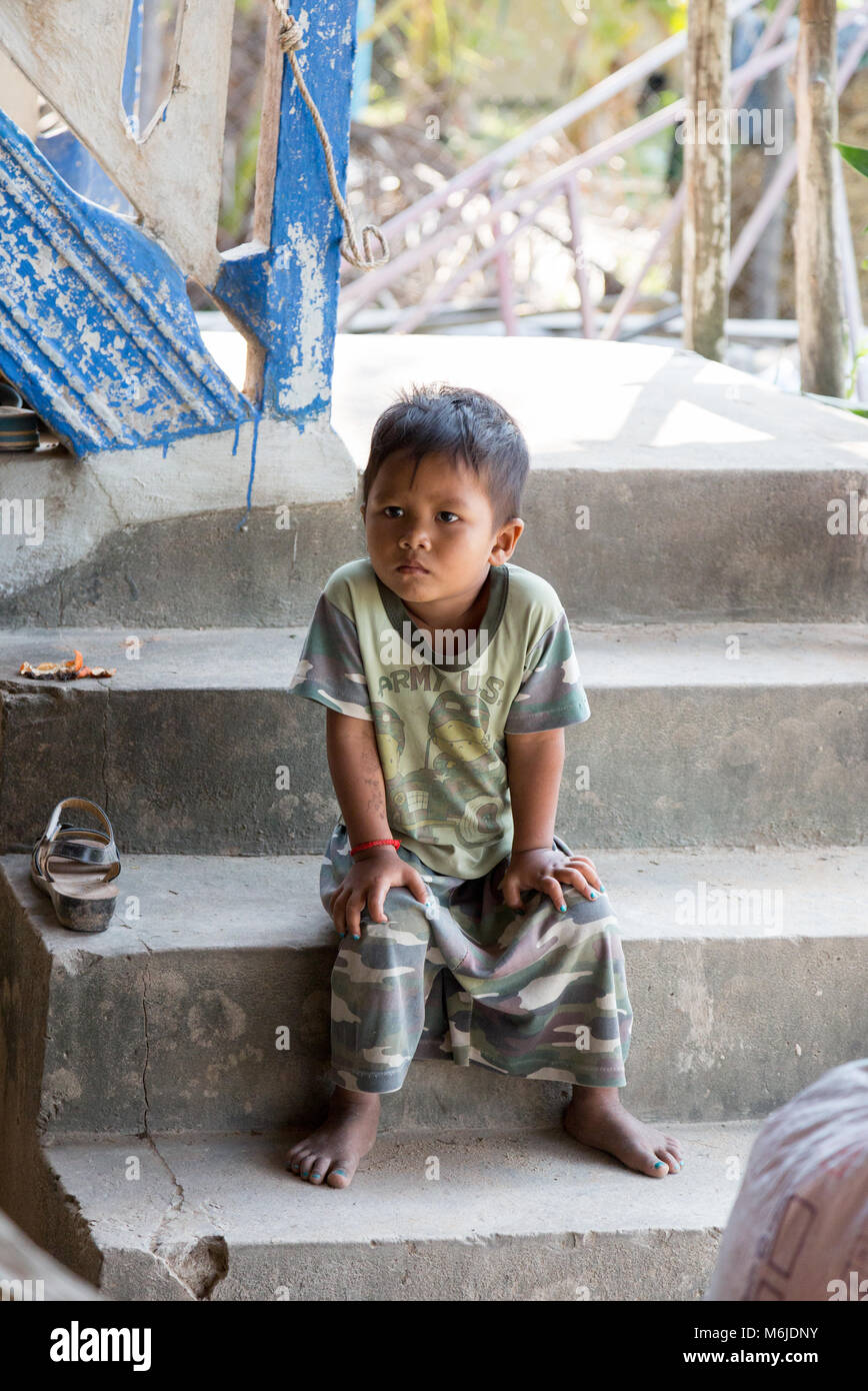 Young Asian boy child, âgés de 5-6 ans, Kampot, Cambodge Asie Banque D'Images