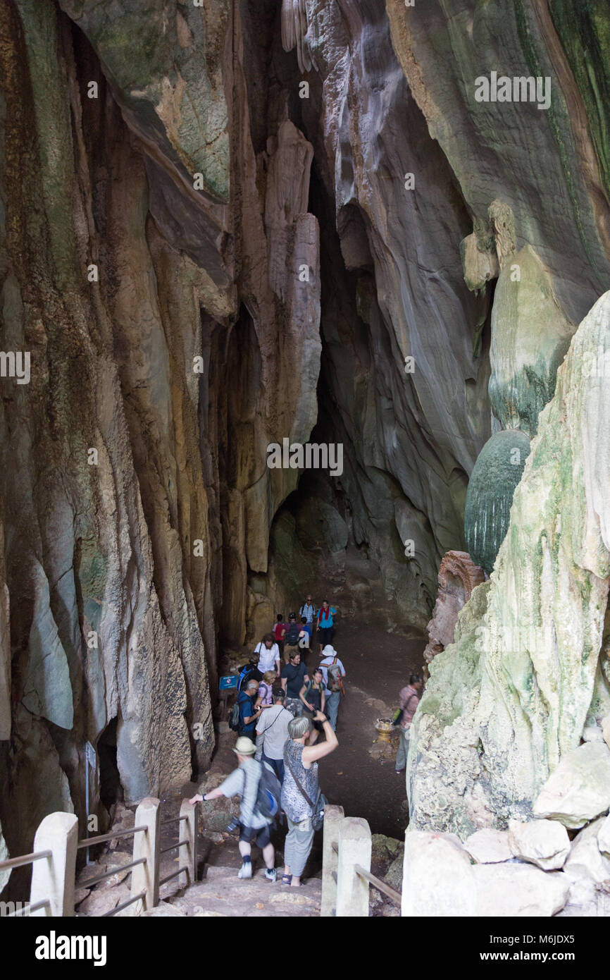 Les touristes en ordre décroissant comme suit pour le CAMBODGE Phnom Chhnork, un 7ème siècle cave temple Hindou, dans la province de Kampot Kampot, Cambodge Asie Banque D'Images