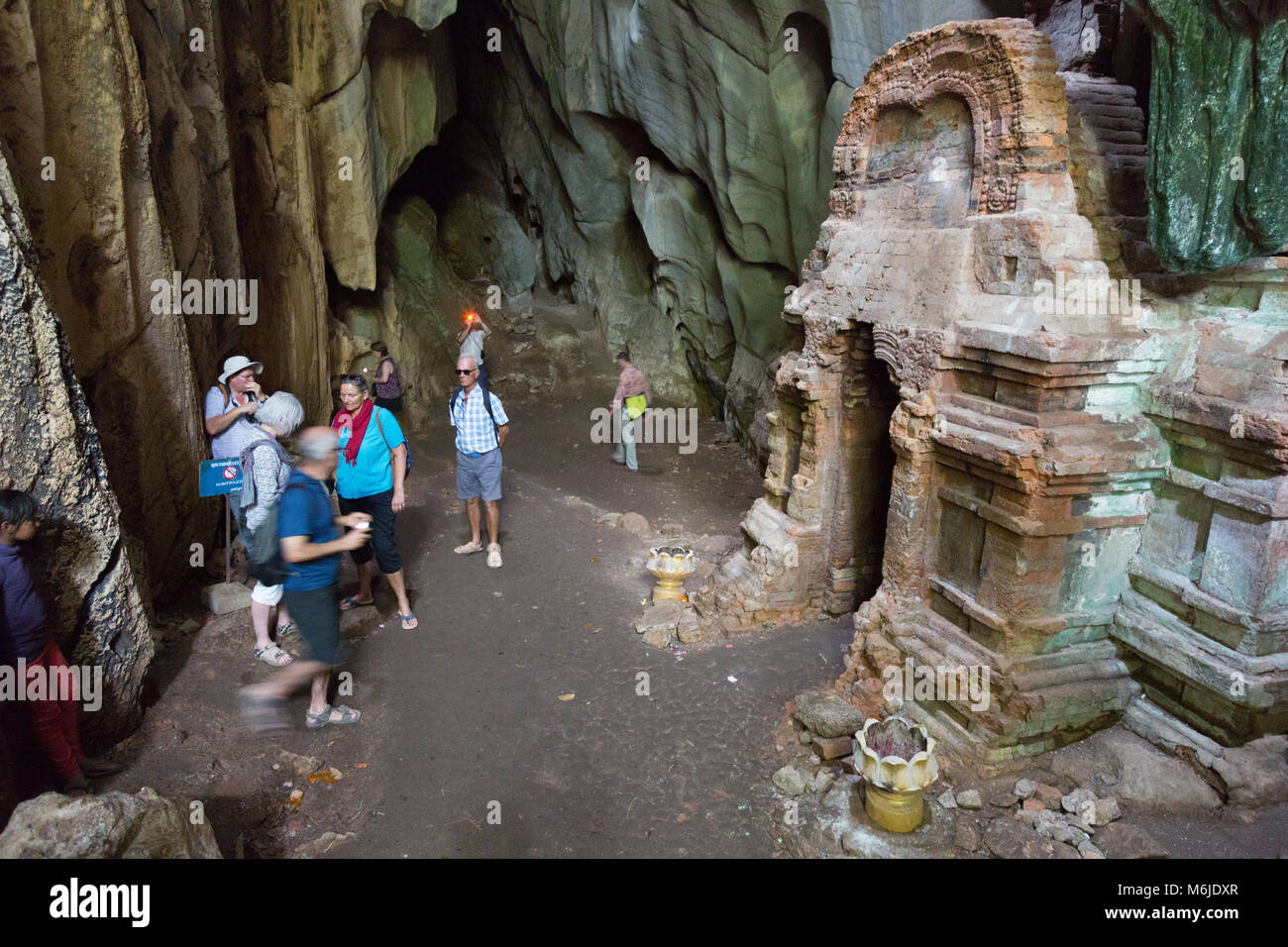 Les touristes au Cambodge à Phnom Chhnork, un 7ème siècle cave temple Hindou, dans la province de Kampot Kampot, Cambodge Asie Banque D'Images