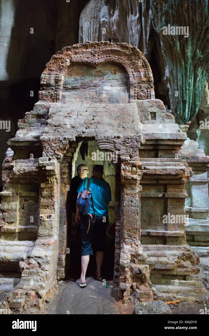 Les touristes au Cambodge à Phnom Chhnork, un 7ème siècle cave temple Hindou, dans la province de Kampot Kampot, Cambodge Asie Banque D'Images