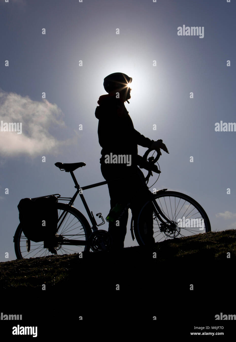 Un homme pousse un vélo sur peddle ridge Banque D'Images