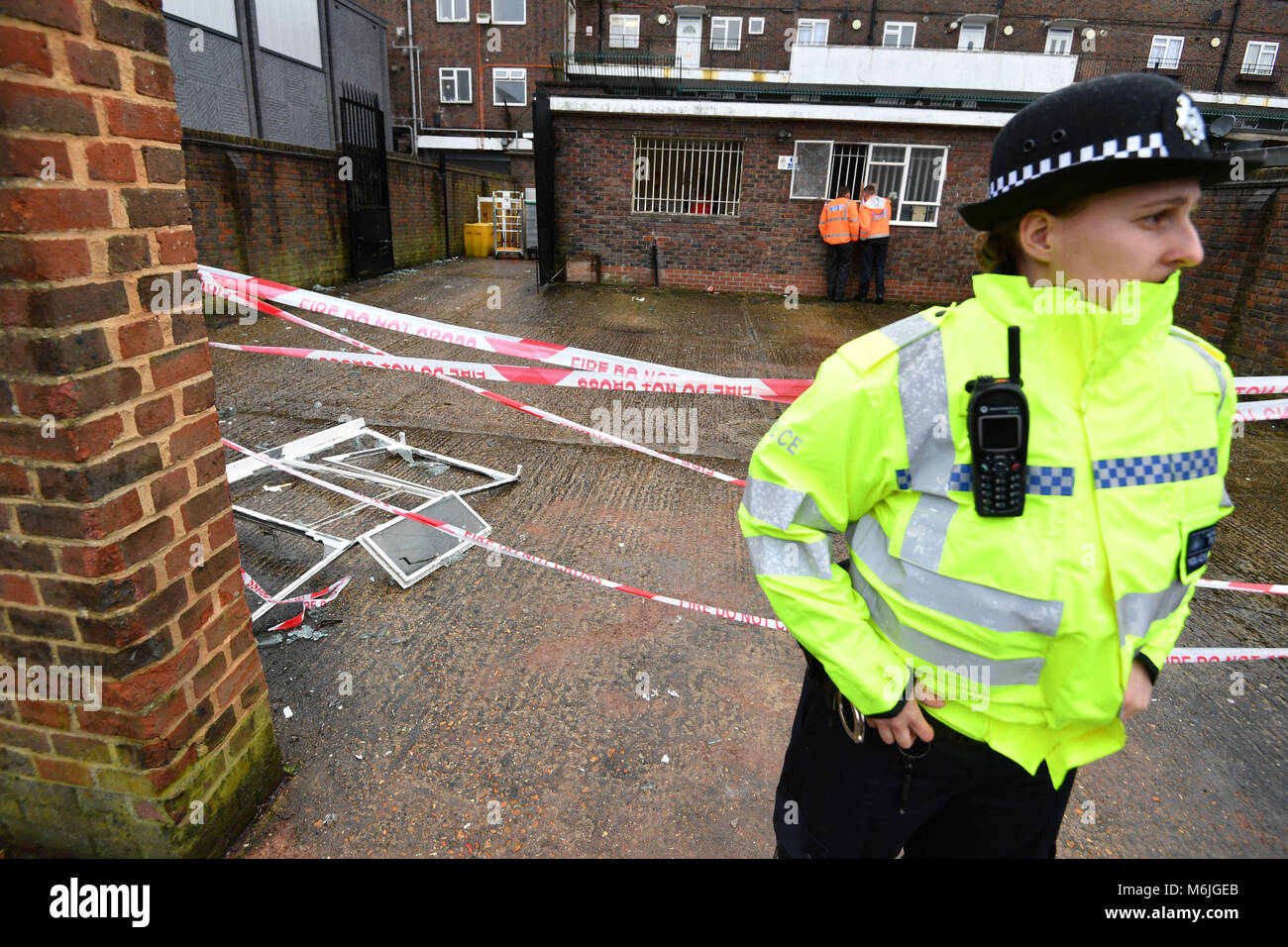 Les membres du conseil du gaz regardez la vitrine endommagée à l'arrière du bureau de poste de Harold Hill dans le nord-est de Londres après les services d'urgence a répondu à des rapports d'une explosion. Banque D'Images