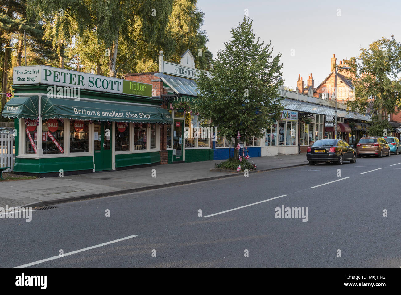 Petit magasin de chaussures sur la rue Haute Woodhall Spa en Linconshire UK Banque D'Images