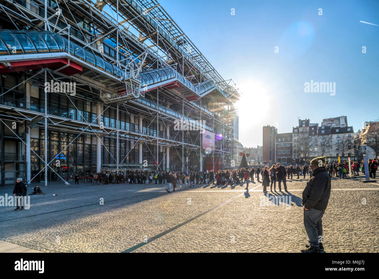 Les gens faisant la queue pour visiter le Centre Pompidou, Paris, France Banque D'Images