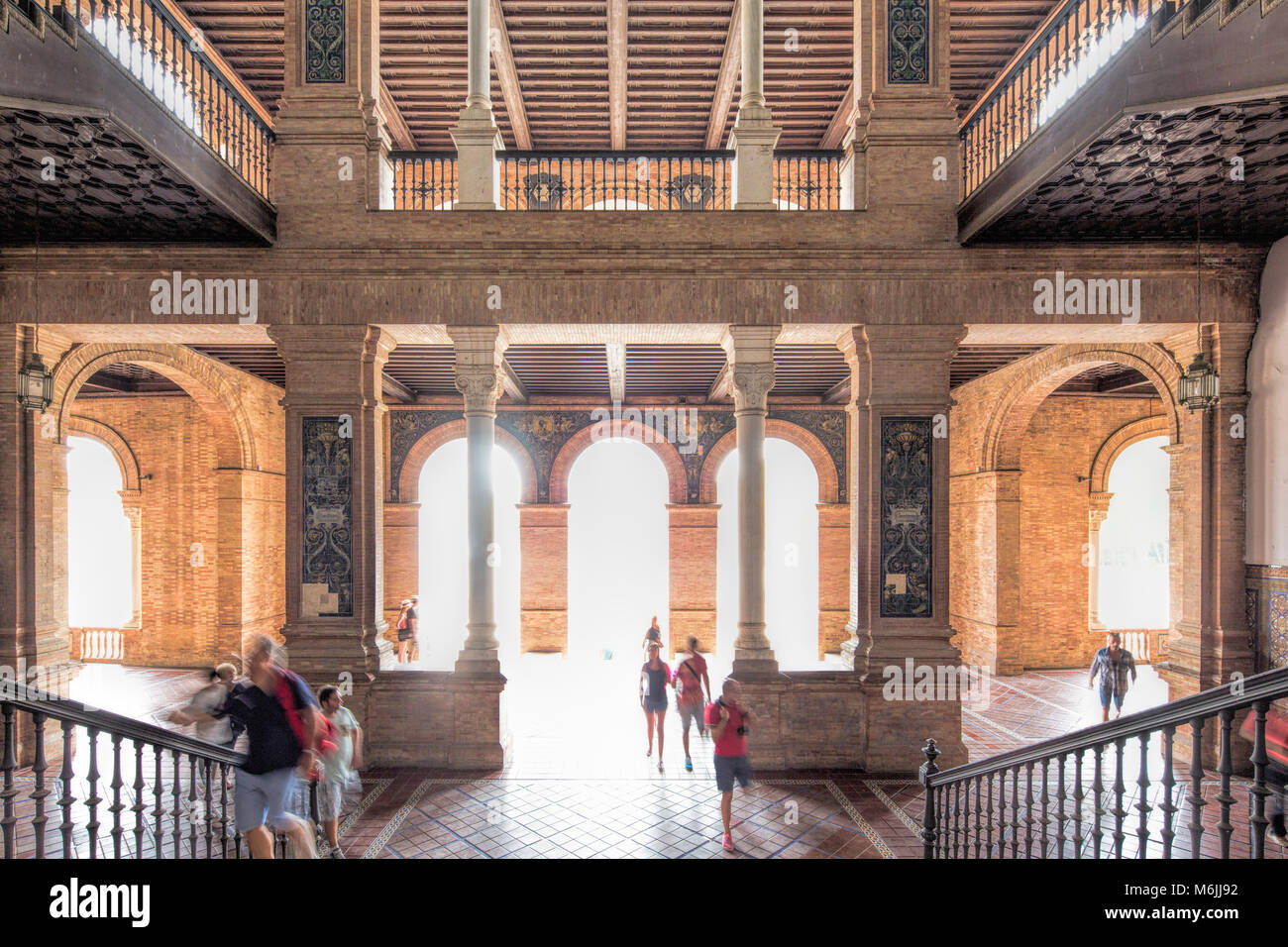 Les visiteurs à l'intérieur de la Plaza de España, Séville, Espagne Banque D'Images