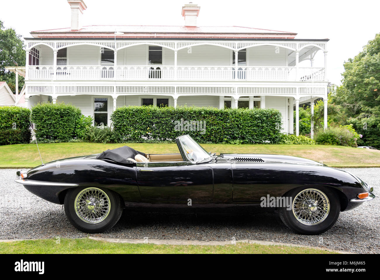 Jaguar E-Type 1966 Voiture de sport classique sur l'allée, la région de Canterbury, Rakaia, Nouvelle-Zélande Banque D'Images