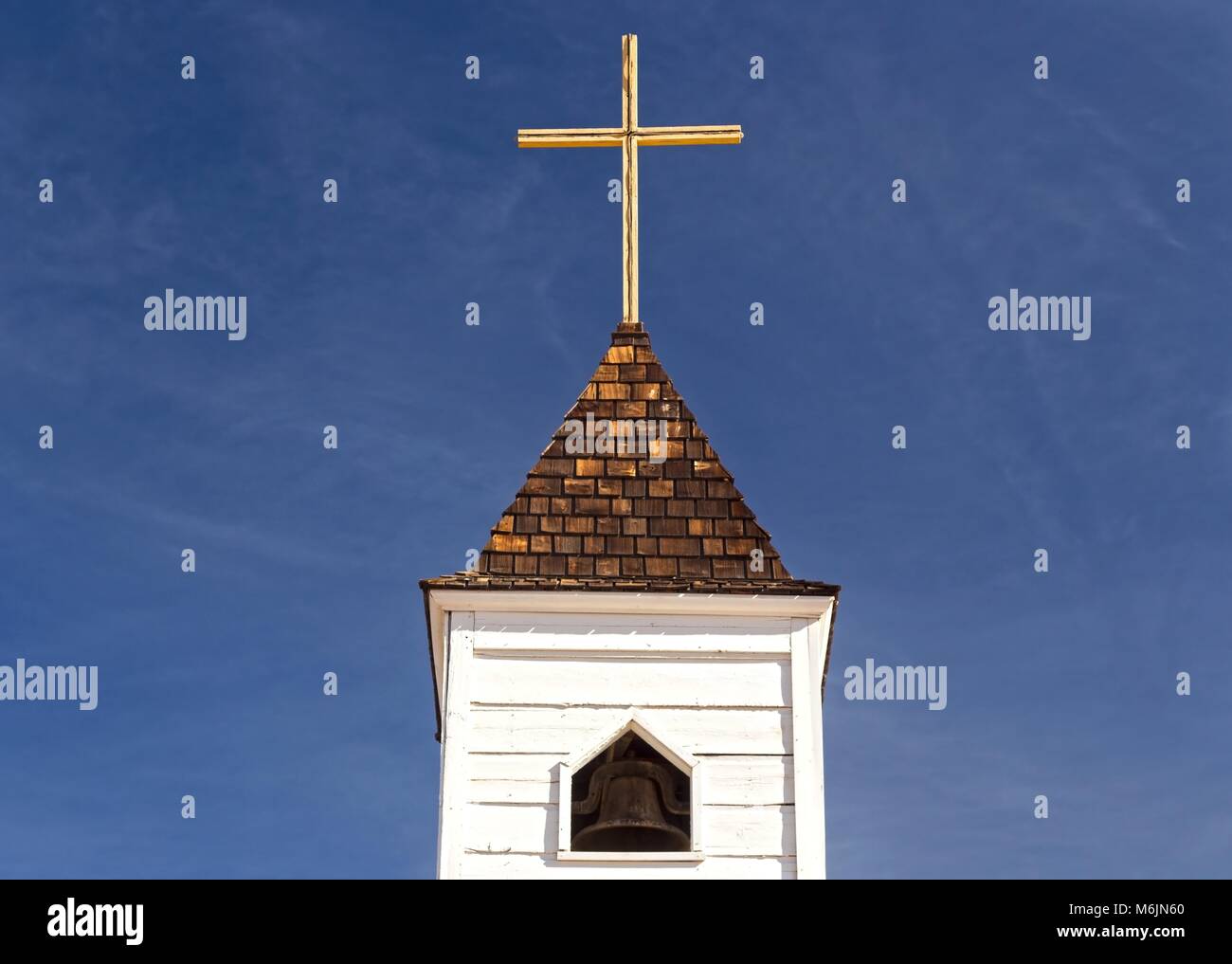 Église catholique isolée Tour Roof Croix religieuse fond de ciel bleu. Lost Dutchman State Park Apache Junction Arizona US Banque D'Images