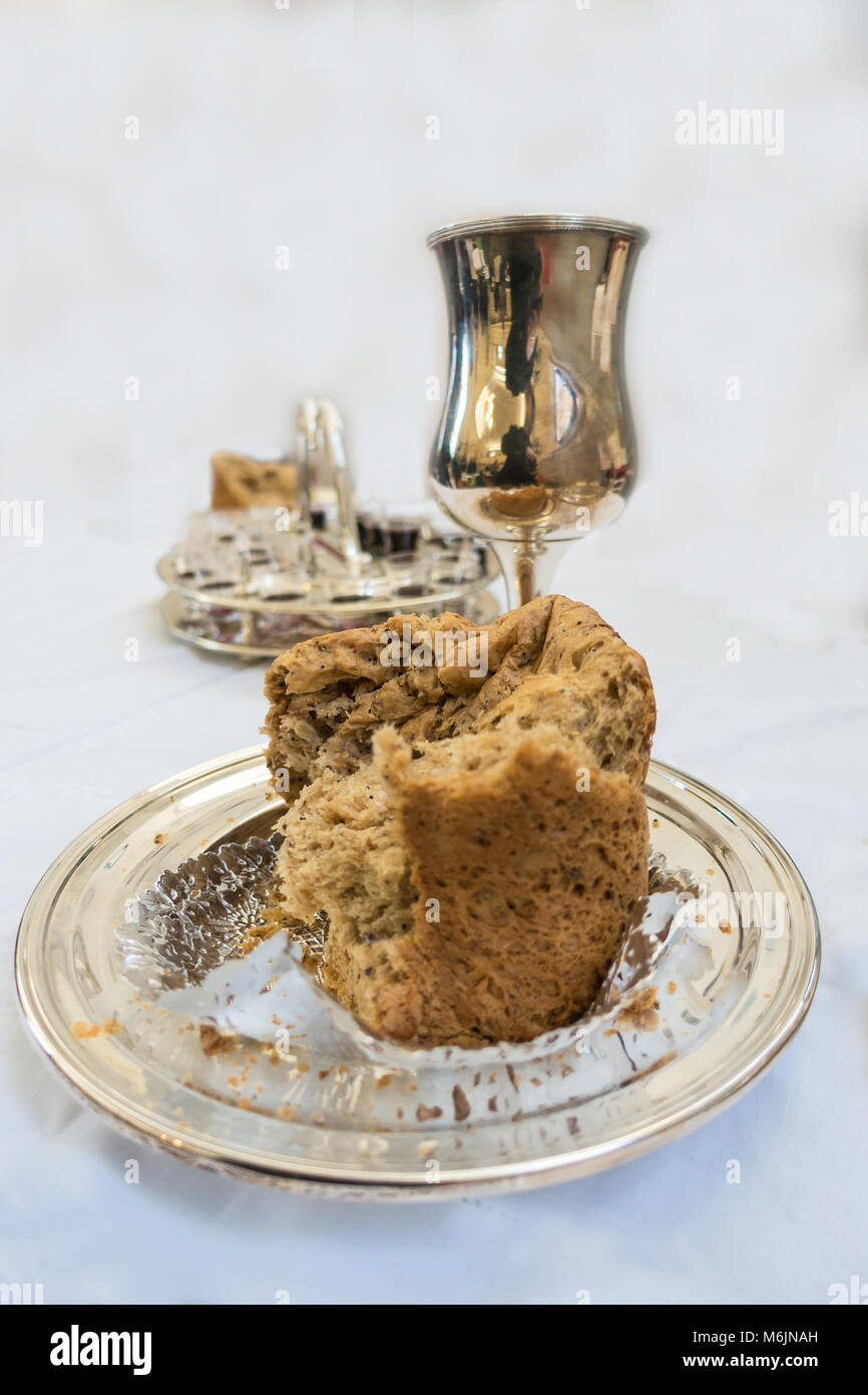 Dans le cadre de leur foi, les chrétiens prennent la sainte communion composé de manger du pain et boire du vin comme Jésus l'a fait dans son dernier repas avec ses disciples. Banque D'Images