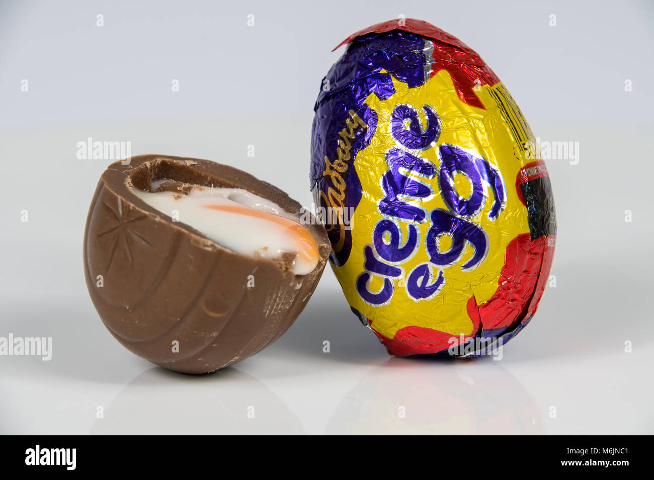 CHESTER, Royaume-Uni - 04 mars 2018 : Cadbury Creme Egg. Une gâterie au chocolat pour les vacances de Pâques. Banque D'Images
