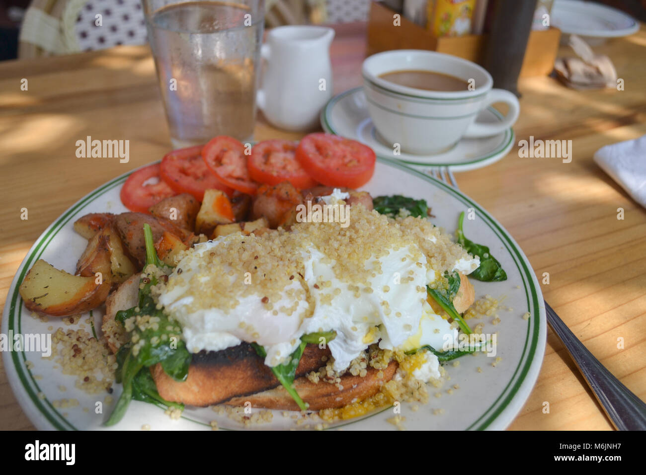 Le petit déjeuner américain en bonne santé avec des oeufs plus facile et surmontées de couscous, servi dans un restaurant, un café et un bistro Banque D'Images