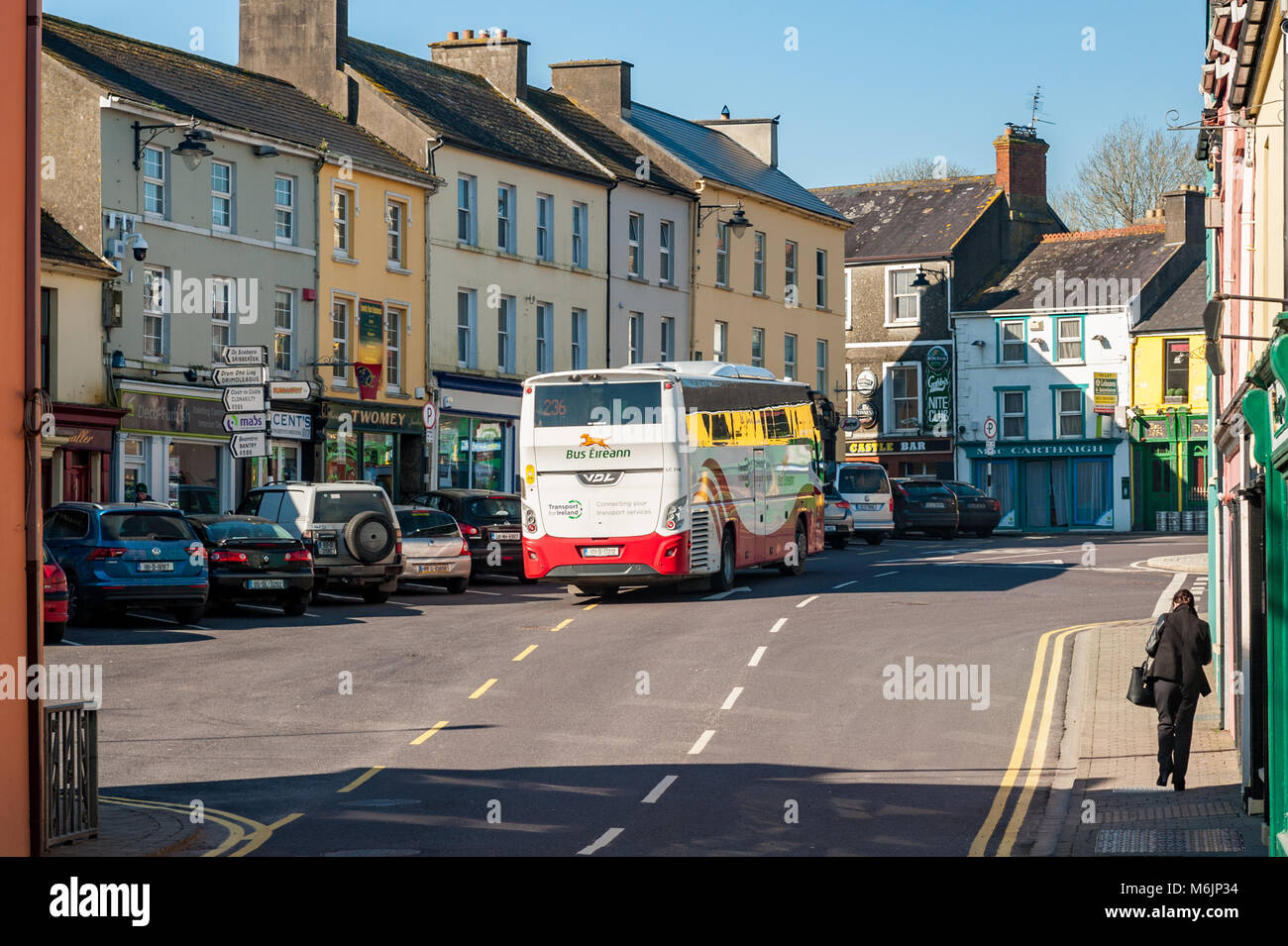 Bus Eireann Expressway coach rend un arrêt en 6800, le comté de Cork, Irlande. Banque D'Images