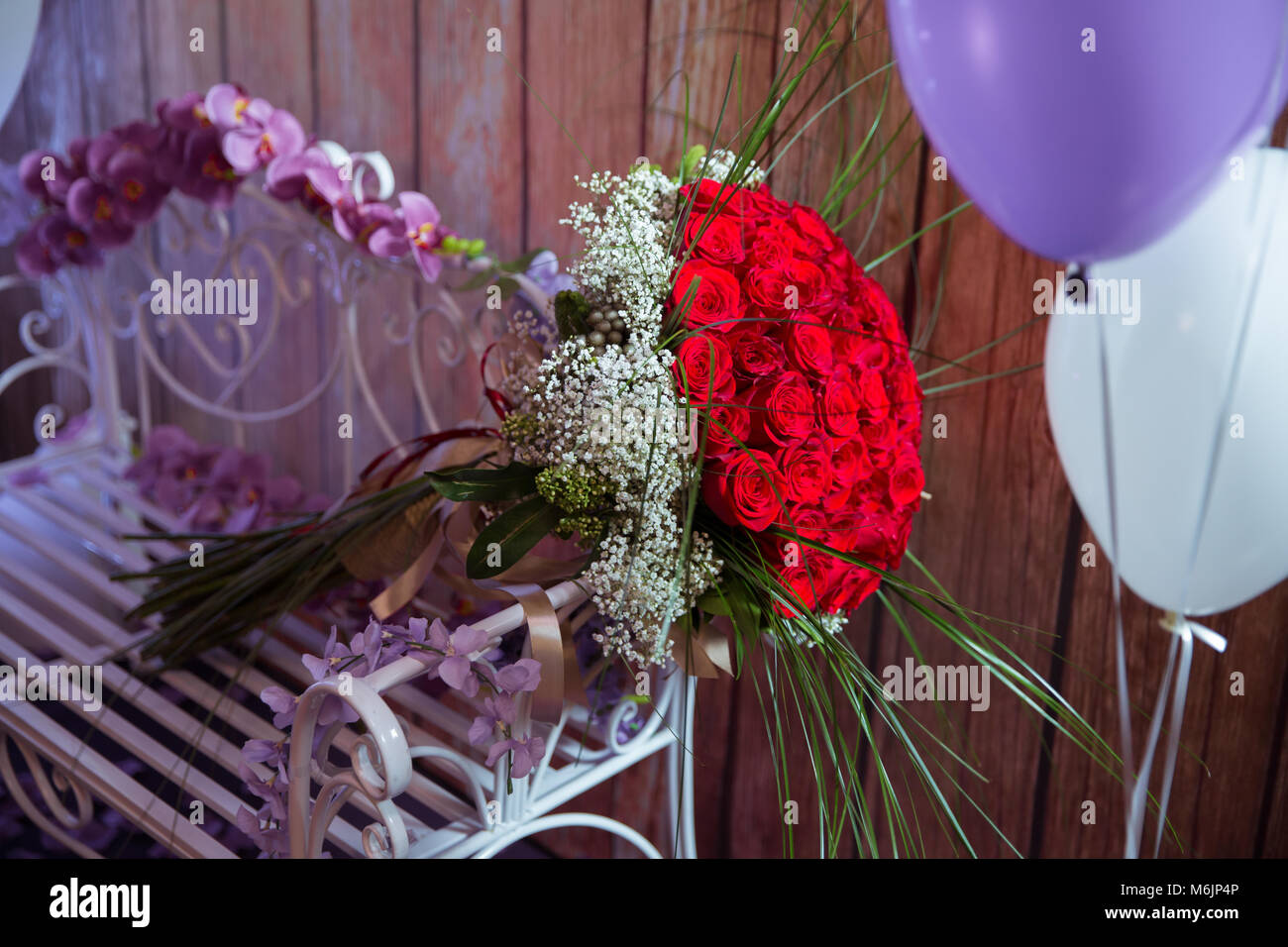 Un bouquet de fleurs bouquet d'une centaine de roses rouges . Grand bouquet d'une centaine de grandes fleurs roses rouges . Banque D'Images
