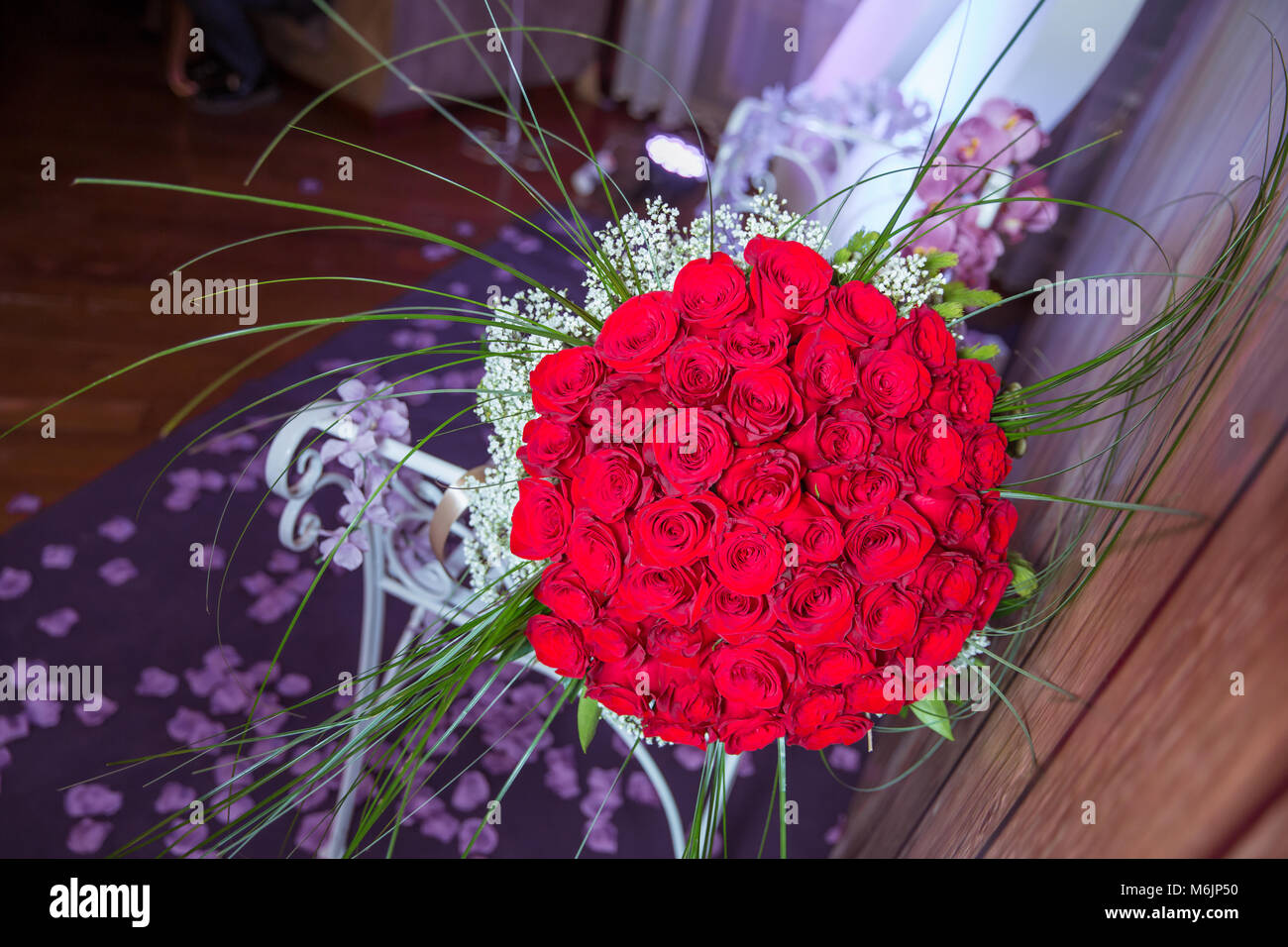 Un bouquet de fleurs bouquet d'une centaine de roses rouges . Grand bouquet d'une centaine de grandes fleurs roses rouges . Banque D'Images