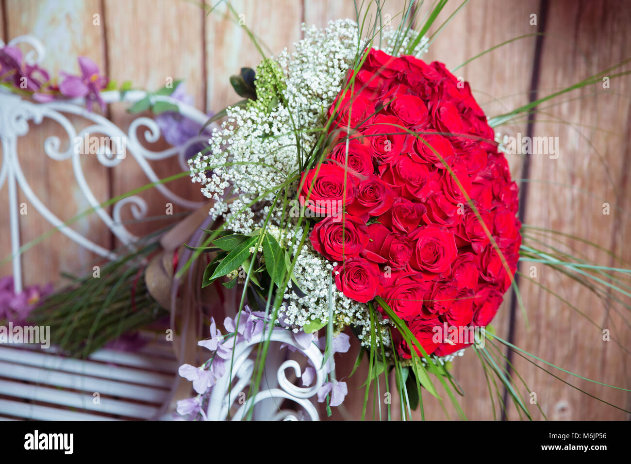 Un bouquet de fleurs bouquet d'une centaine de roses rouges . Grand bouquet d'une centaine de grandes fleurs roses rouges . Banque D'Images