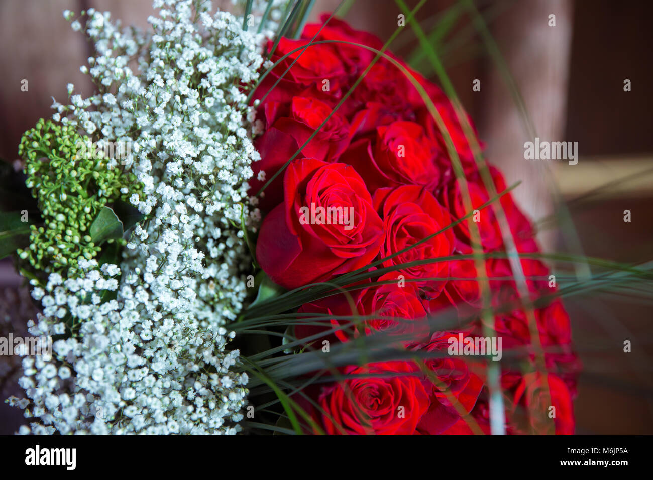 Un bouquet de fleurs bouquet d'une centaine de roses rouges . Grand bouquet d'une centaine de grandes fleurs roses rouges . Banque D'Images