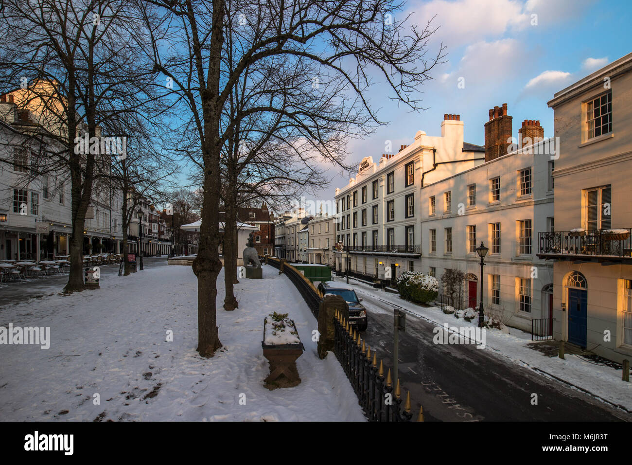 Tunbridge Wells Pantiles en hiver 2018 avec l'animal de l'Est au coucher du soleil de la neige tombée d'une lumière dorée Banque D'Images