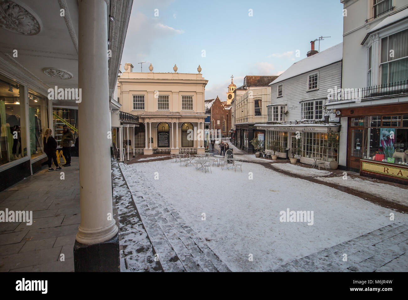 Tunbridge Wells Pantiles en hiver 2018 avec l'animal de l'Est au coucher du soleil de la neige tombée d'une lumière dorée Banque D'Images