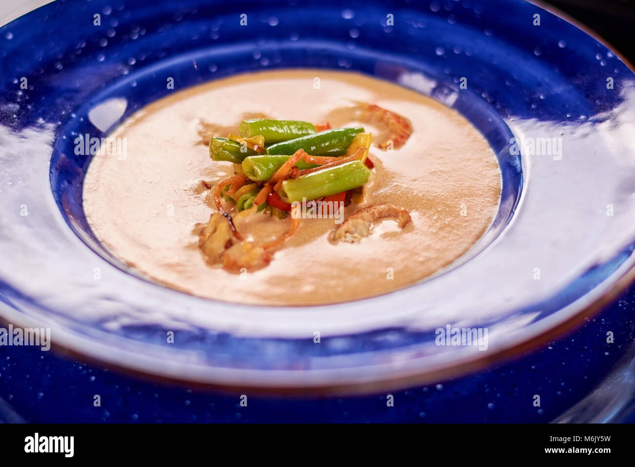 Crème de légumes soupe aux queues d'écrevisses. Banque D'Images