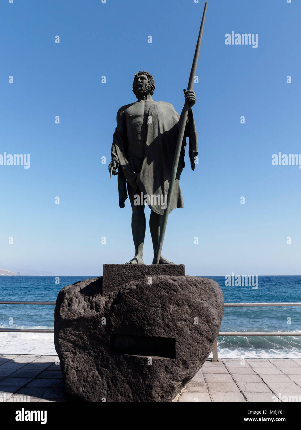 Tenerife, Îles Canaries - Tenerife Tour, où les statues de la conquête des rois tribaux Guanche line le front de mer. Adjona. Banque D'Images