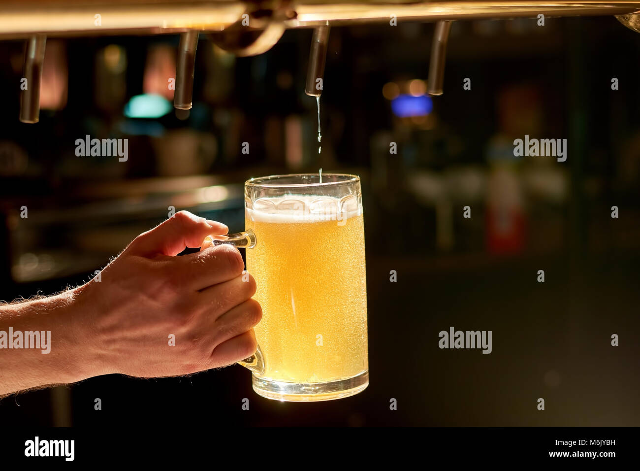 Bartender pouring fresh beer dans un pub. Banque D'Images