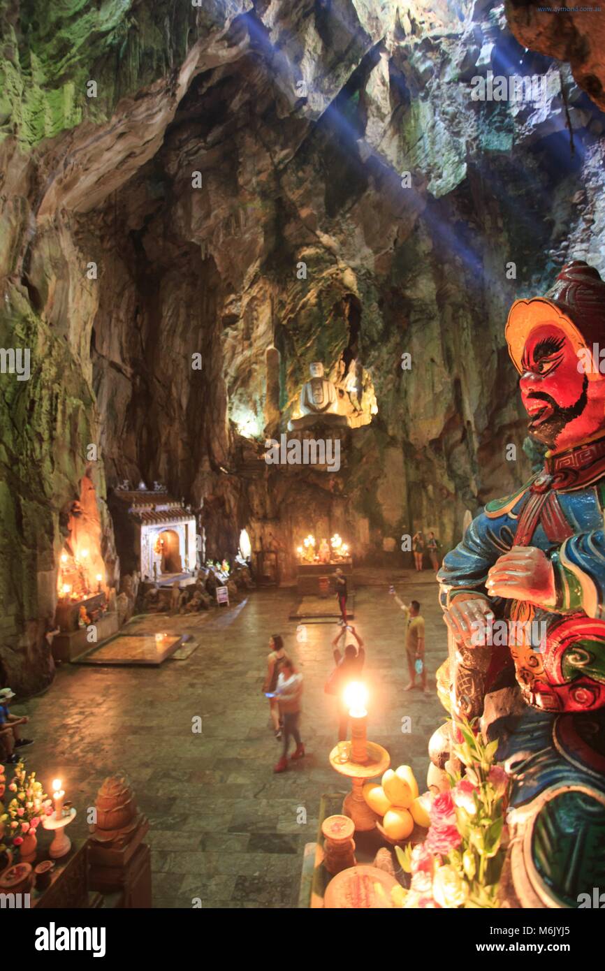 Une statue de l'entrée de l'Huyen Khong caverne sur Thuy Son Mountain, Da nang, Vietnam Banque D'Images