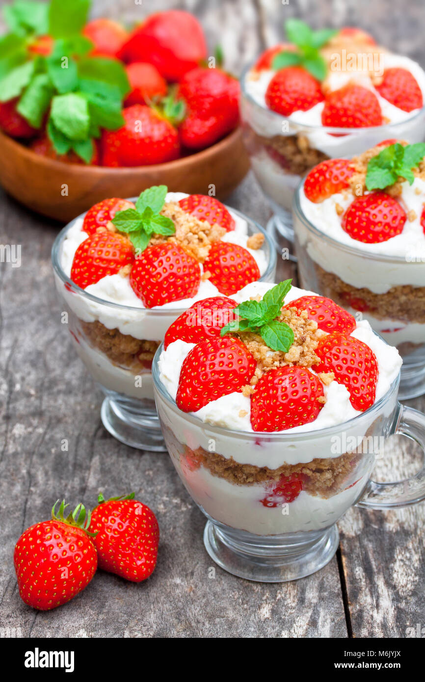 Désert fait maison avec de la crème fraîche et les cokies stawberry haché Banque D'Images