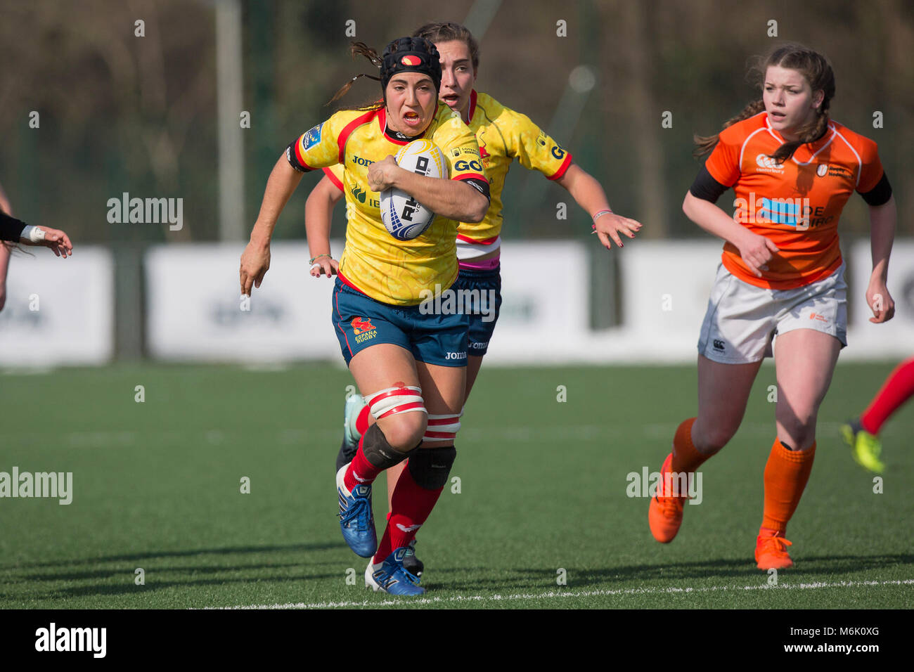 03 mars 2018, Belgique, Bruxelles : Women's Rugby Union, Final de l'Europe XV Rugby Championship 2018, l'Espagne contre les Pays-Bas. L'Espagne Lourdes Alameda (5) la défense néerlandaise. Photo : Jürgen Keßler/dpa Banque D'Images