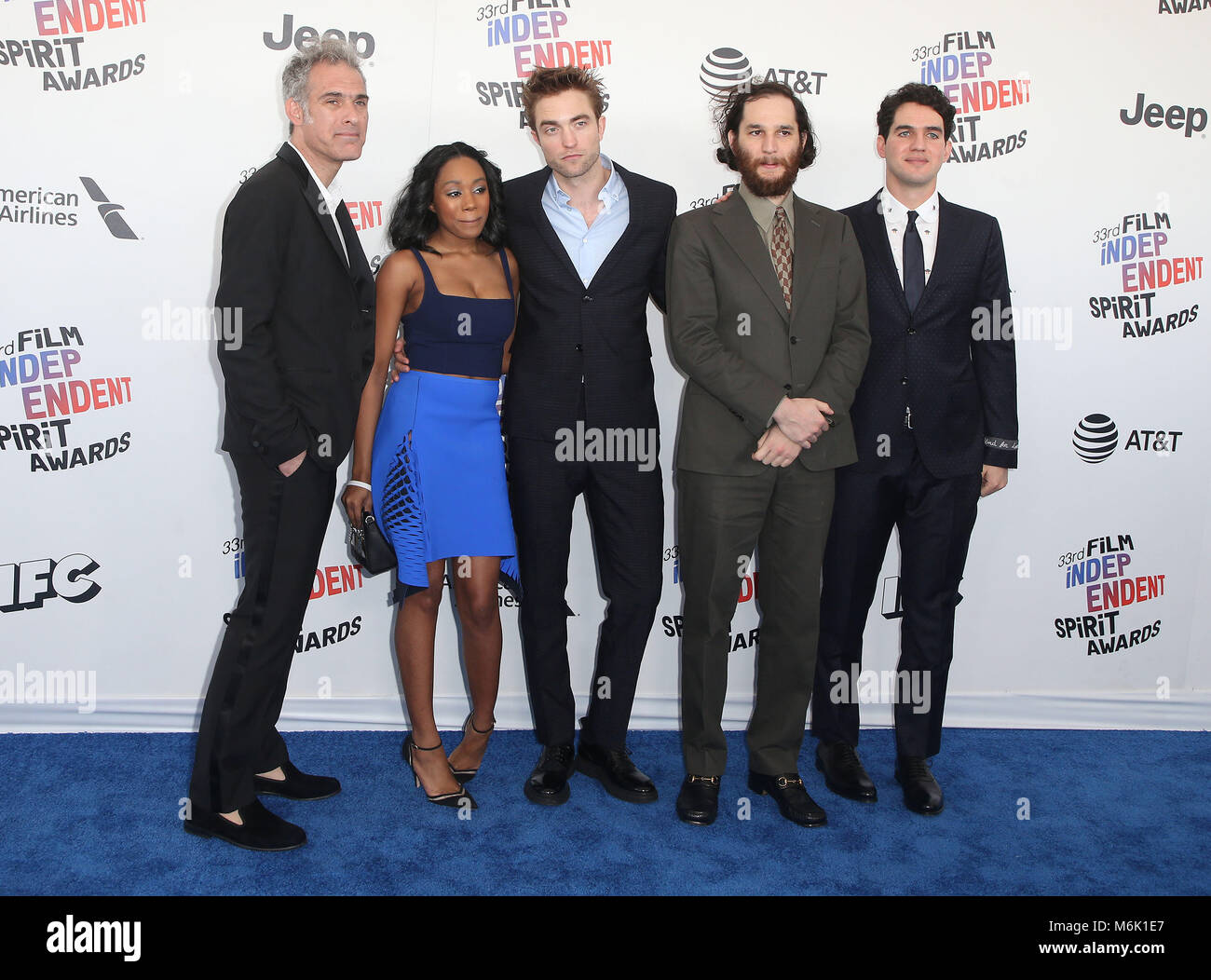 3 mars 2018 - Santa Monica, CA, États-Unis - 03 mars 2018 - Santa Monica, Californie - Ronald Bronstein, Taliah Webster, Josh Safdie, Robert Pattinson, Benny Safdie. 33e Annual Film Independent Spirit Awards tenue à la jetée de Santa Monica. Crédit photo : F. Sadou/AdMedia (crédit Image : © F. Sadou/AdMedia via Zuma sur le fil) Banque D'Images