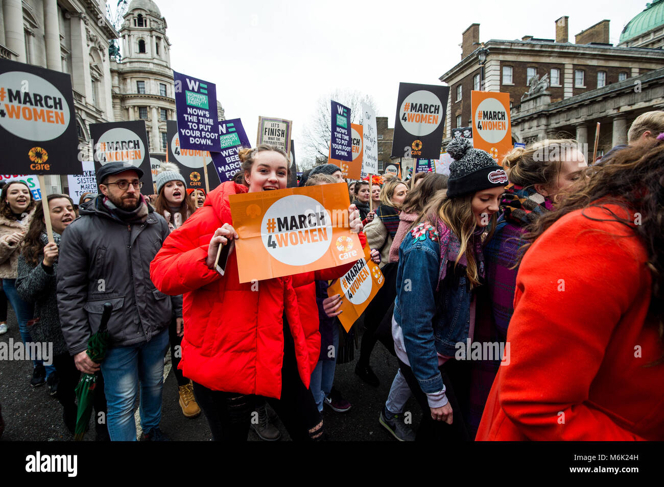 Londres, Royaume-Uni. 4e Mar, 2018. Les participants ont vu au cours du mois de mars.London célèbre la marche des femmes pour la journée internationale de la femme le 8 mars prochain. En plus de 100 ans ont été célébrés depuis le vote a été remporté pour les femmes en Angleterre. Credit : B-3158.jpg Rouco SOPA/Images/ZUMA/Alamy Fil Live News Banque D'Images