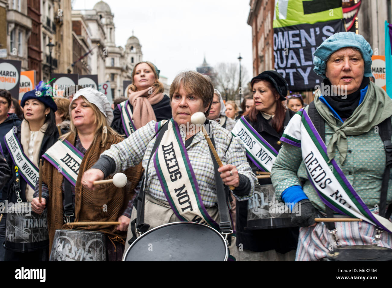Londres, Royaume-Uni. 4e Mar, 2018. Une participante vu jouant avec son tambour pendant le mois de mars.London célèbre la marche des femmes pour la journée internationale de la femme le 8 mars prochain. En plus de 100 ans ont été célébrés depuis le vote a été remporté pour les femmes en Angleterre.Photo : Brais G. Rouco Rouco B : Crédit-3164.jpg Images/SOPA/ZUMA/Alamy Fil Live News Banque D'Images