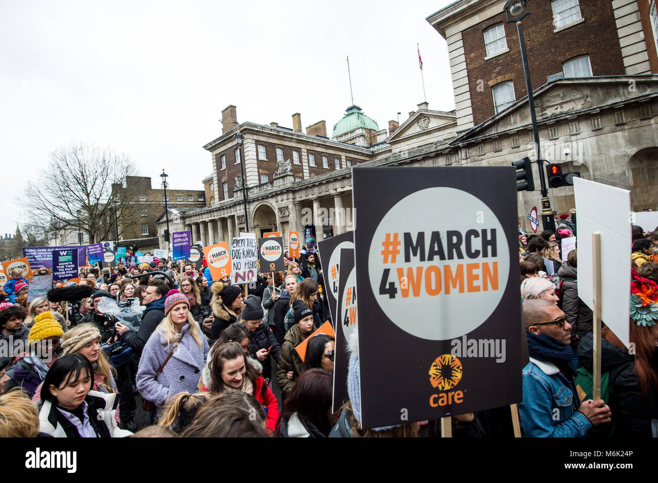 Londres, Royaume-Uni. 4e Mar, 2018. Vu de l'étiquette affichée par les participants de la marche.London célèbre la marche des femmes pour la journée internationale de la femme le 8 mars prochain. En plus de 100 ans ont été célébrés depuis le vote a été remporté pour les femmes en Angleterre. Credit : B Rouco-3166.jpg Images/SOPA/ZUMA/Alamy Fil Live News Banque D'Images