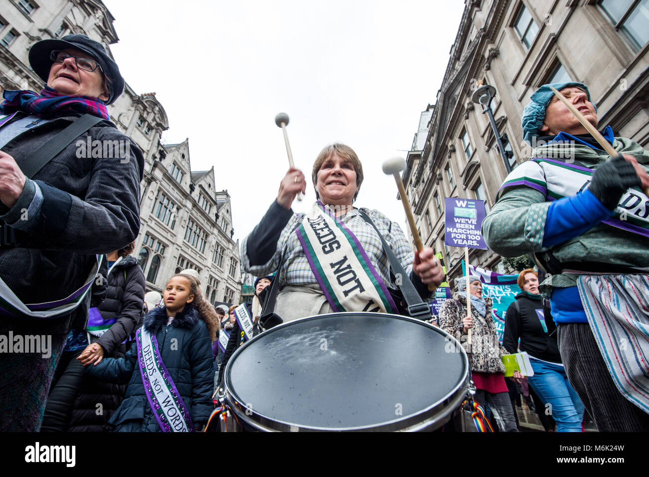Londres, Royaume-Uni. 4e Mar, 2018. Une participante vu jouant avec son tambour pendant le mois de mars.London célèbre la marche des femmes pour la journée internationale de la femme le 8 mars prochain. En plus de 100 ans ont été célébrés depuis le vote a été remporté pour les femmes en Angleterre. Credit : B-3205.jpg Rouco SOPA/Images/ZUMA/Alamy Fil Live News Banque D'Images